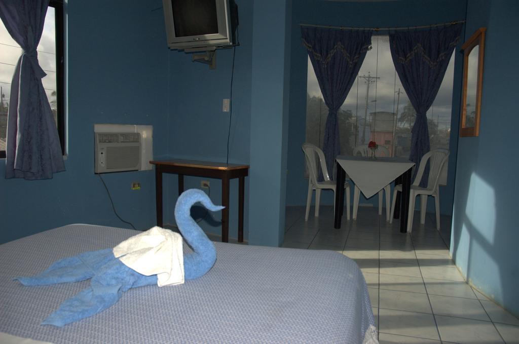Hostal La Isla Del Descanso Puerto Villamil Exterior photo
