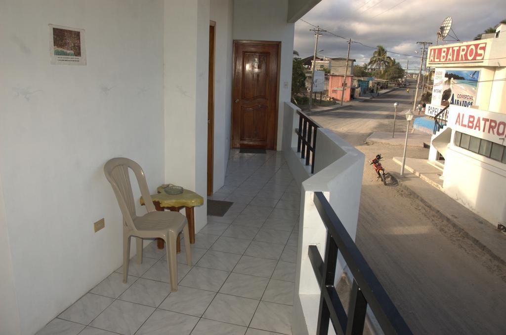 Hostal La Isla Del Descanso Puerto Villamil Exterior photo