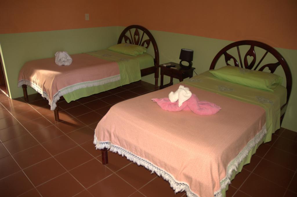 Hostal La Isla Del Descanso Puerto Villamil Exterior photo