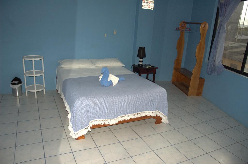 Hostal La Isla Del Descanso Puerto Villamil Exterior photo